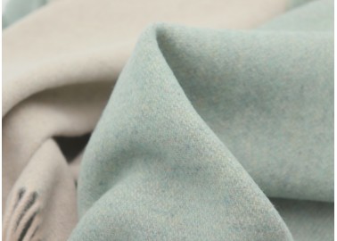 Plaid en cachemire et laine vert d'eau et blanc crème - Textile - Biederlack